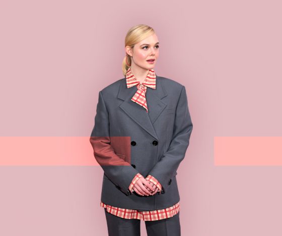 Как добавить акцент к базовому серому костюму? Показывает Эль Фаннинг