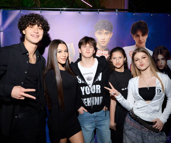 Танцы, фото с фанатами и сотни плакатов: как прошел концерт творческого объединения «ЦУ Е ФА»