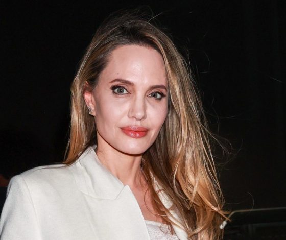 Перешла на светлую сторону: Анджелина Джоли сменила цвет волос