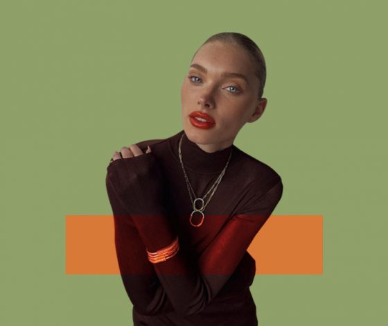 В этом сезоне модно носить браслеты поверх одежды. Смотри, как это делают фэшн-блогеры