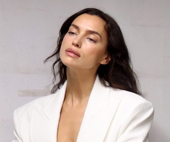 Ирина Шейк демонстрирует шикарную фигуру в русской бане: фото