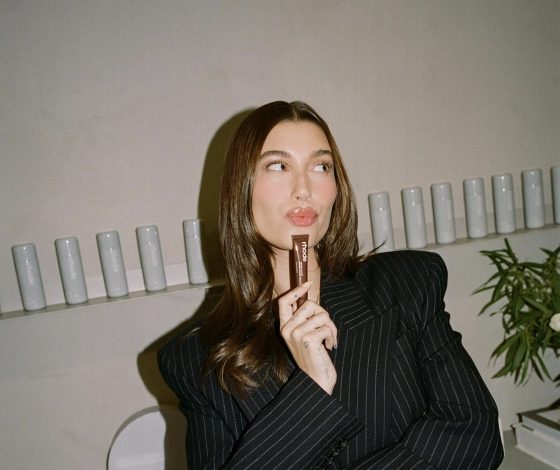 Хейли Бибер показала трендовый маникюр с эффектом «кошачьего глаза»