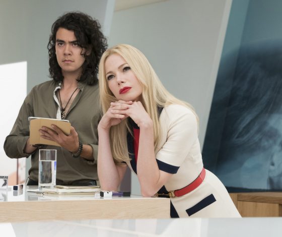 «Каменное лицо» – безэмоциональность стала новым трендом