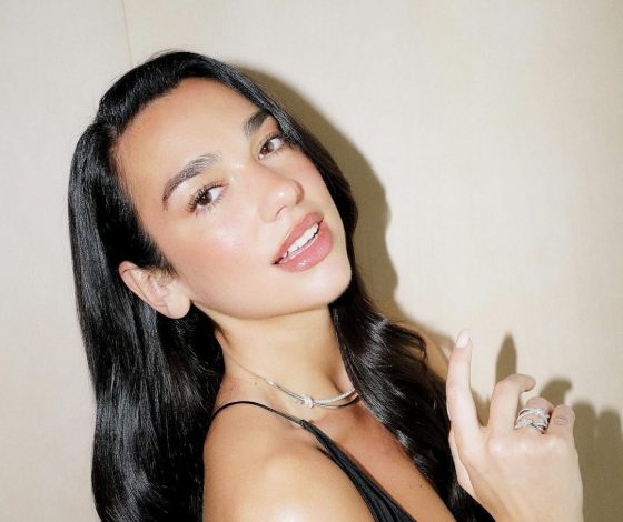 Родственные узы: Дуа Липа выложила фото с братом и сестрой