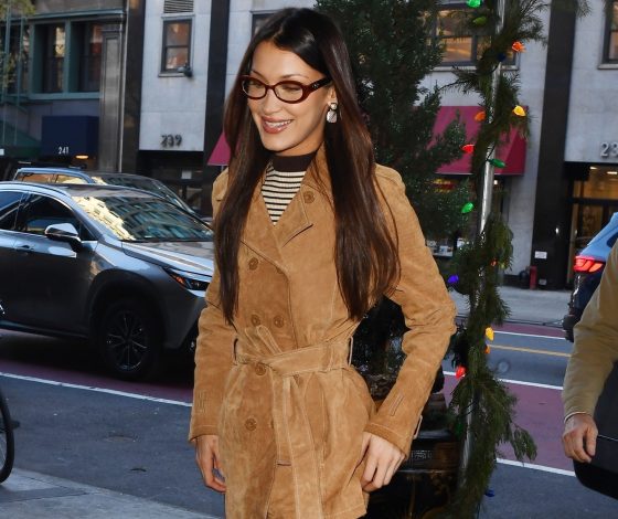 Замша – все еще на пике трендов. Смотри, какой стильный тотал-лук составляет Белла Хадид