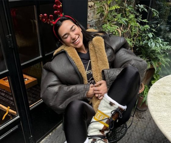 Дуа Липа провела рождественские праздники вместе с возлюбленным. Смотри фото