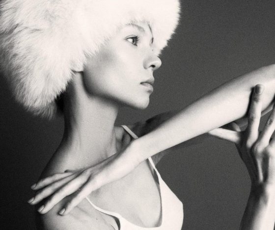 Алеся Кафельникова носит самую модную шапку сезона, которая подойдет каждой