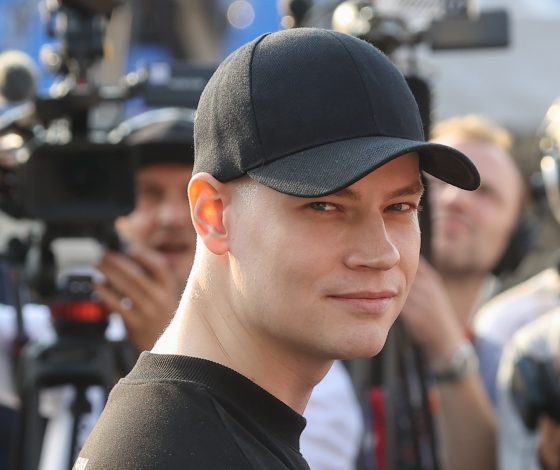 Экс-супруга Shaman отпустила прошлое, опубликовав фото в «голом» платье