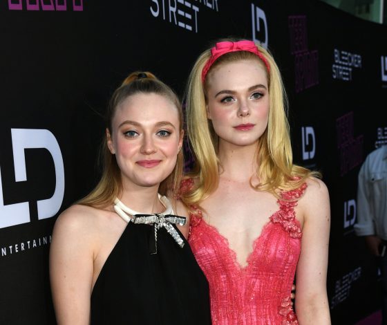 Дакота и Эль Фаннинг показали трендовую рождественскую игру для компании