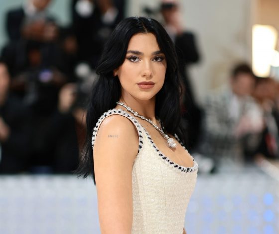 Дуа Липа поделилась редкими семейными фото в честь дня рождения отца