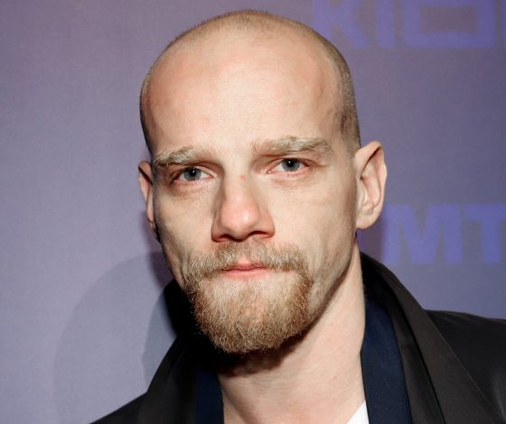 Юрий Колокольников плачет, получая предложения работы