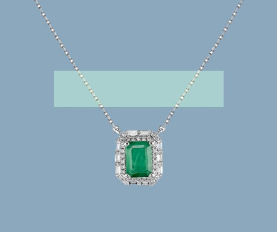 Бриллианты, массивные браслеты и нежные цепи: 10 модных украшений для новогоднего образа