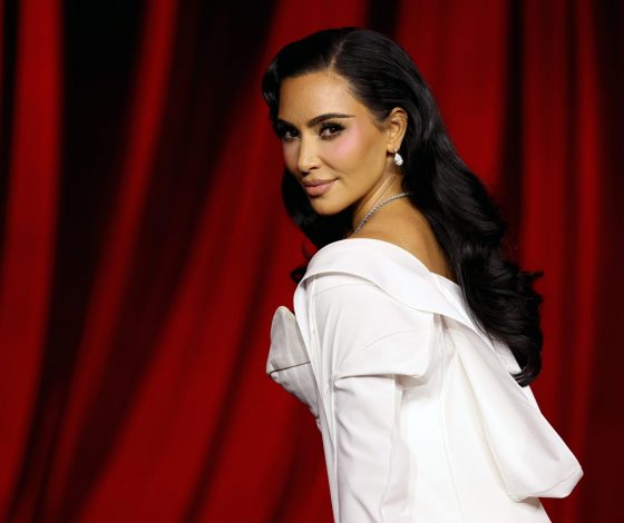 Ким Кардашьян сделала обувь из гипса, чтобы спрятать перелом: фото