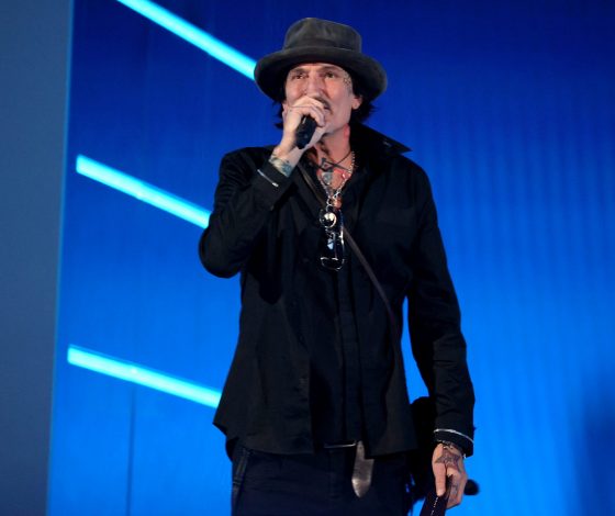 Жена раскрыла неприятную привычку Томми Ли: «В Европе так принято»