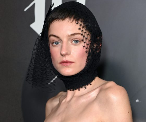 Готическая принцесса: Эмма Коррин предстала в «голом» платье на премьере нового хоррора