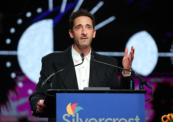 Эдриан Броуди расплакался во время награждения: «Мое сердце со всеми семьями»