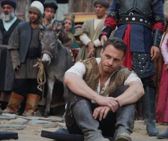 Фанатки Керема Бюрсина уносят из московских кинотеатров его картонные копии: видео