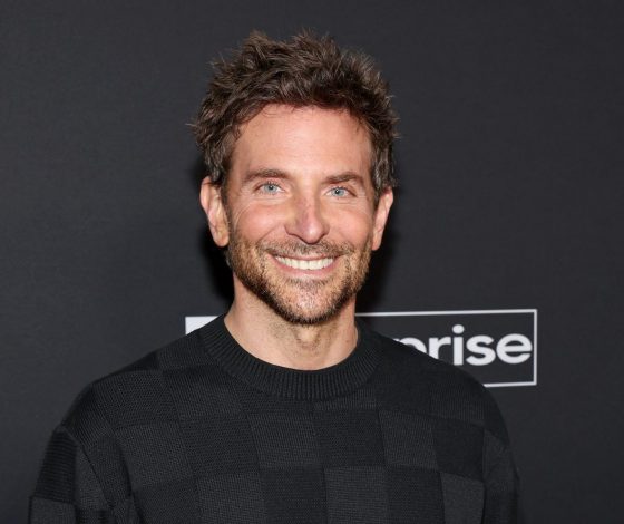 Семейный день: Брэдли Купер привел дочь на футбольный матч