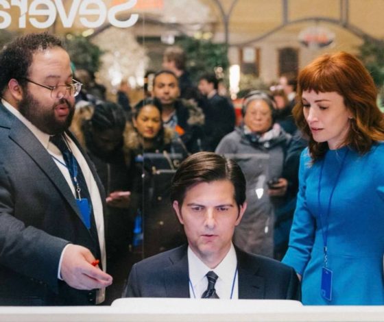 Актеры сериала «Разделение» занимались офисной рутиной в стеклянном куполе посреди вокзала. Объясняем, что происходит