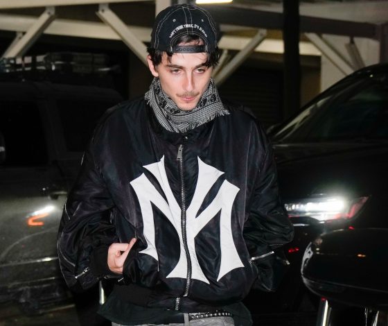 Тимоти Шаламе носит шарф, который был популярен в 2000-х. Теперь мы точно ждем его возвращения в моду