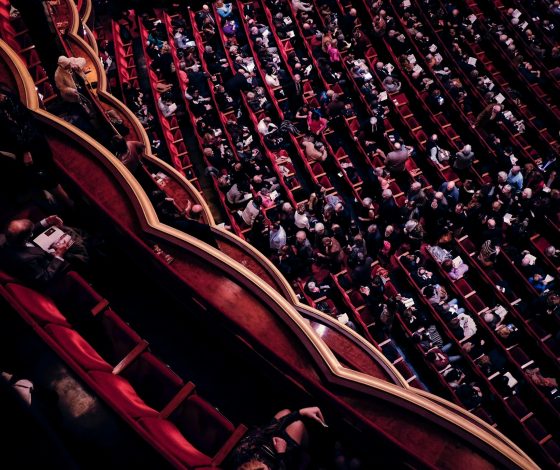 Устраивайся поудобнее: в театре им. Пушкина состоится спектакль «Визит старой дамы»