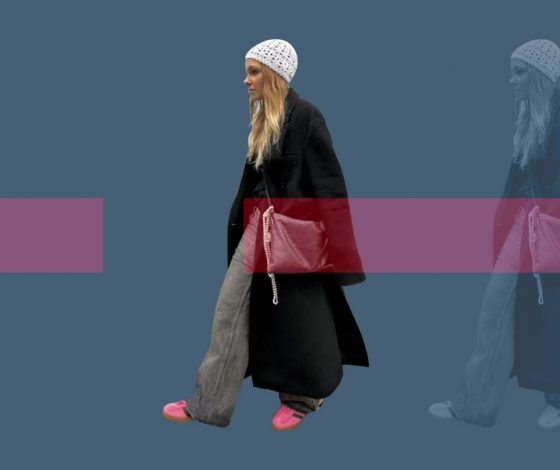 Сумки кросс-боди снова в моде. 10 советов от героев стритстайла, как их носить