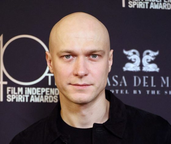 Видео дня: реакция Юры Борисова на победу Кирана Калкина на «Золотом глобусе»