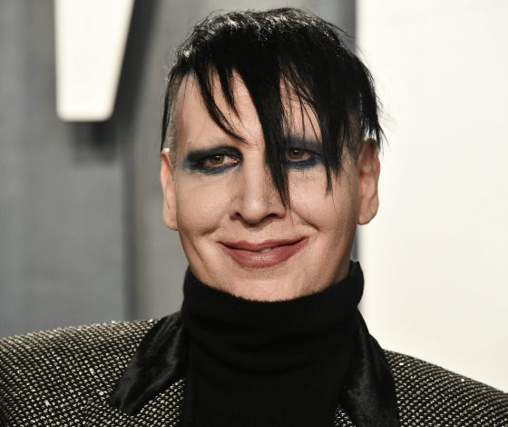 Бывшая девушка Мэрилина Мэнсона заявила об изнасилованиях на съемках его клипа: «Я сидела на кровати голая и плакала»