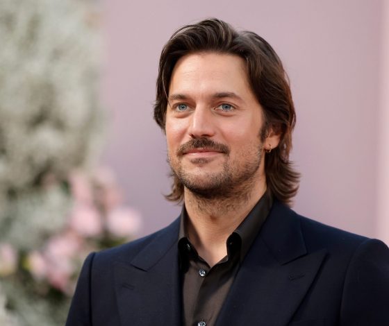 Лукас Браво рассказал, почему разочаровался в сериале «Эмили в Париже»