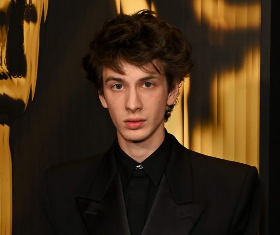 Марк Эйдельштейн рассказал об иностранной фанатке, которая оставила свой номер помадой на бумажке. Что он с ней сделал