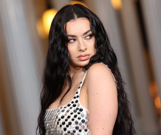 Charli XCX станет продюсером и сыграет главную роль в фильме «Момент»