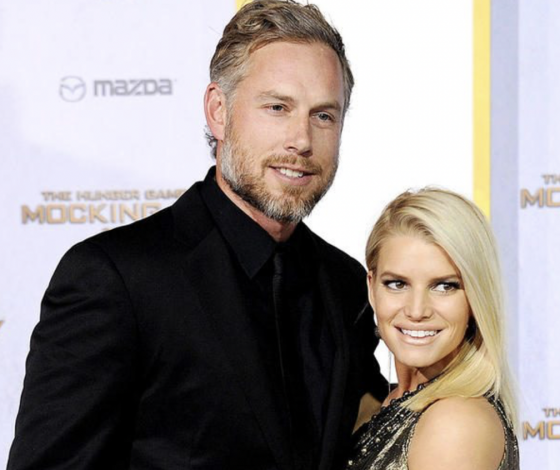 Друзья Джессики Симпсон обеспокоены ее состоянием на фоне развода с мужем