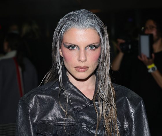 Рубашки с цветочным принтом возвращаются в моду? Джулия Фокс голосует за