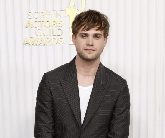 «Новый Брэд Питт» Лео Вудалл появился на публике со звездой «Белого лотоса»