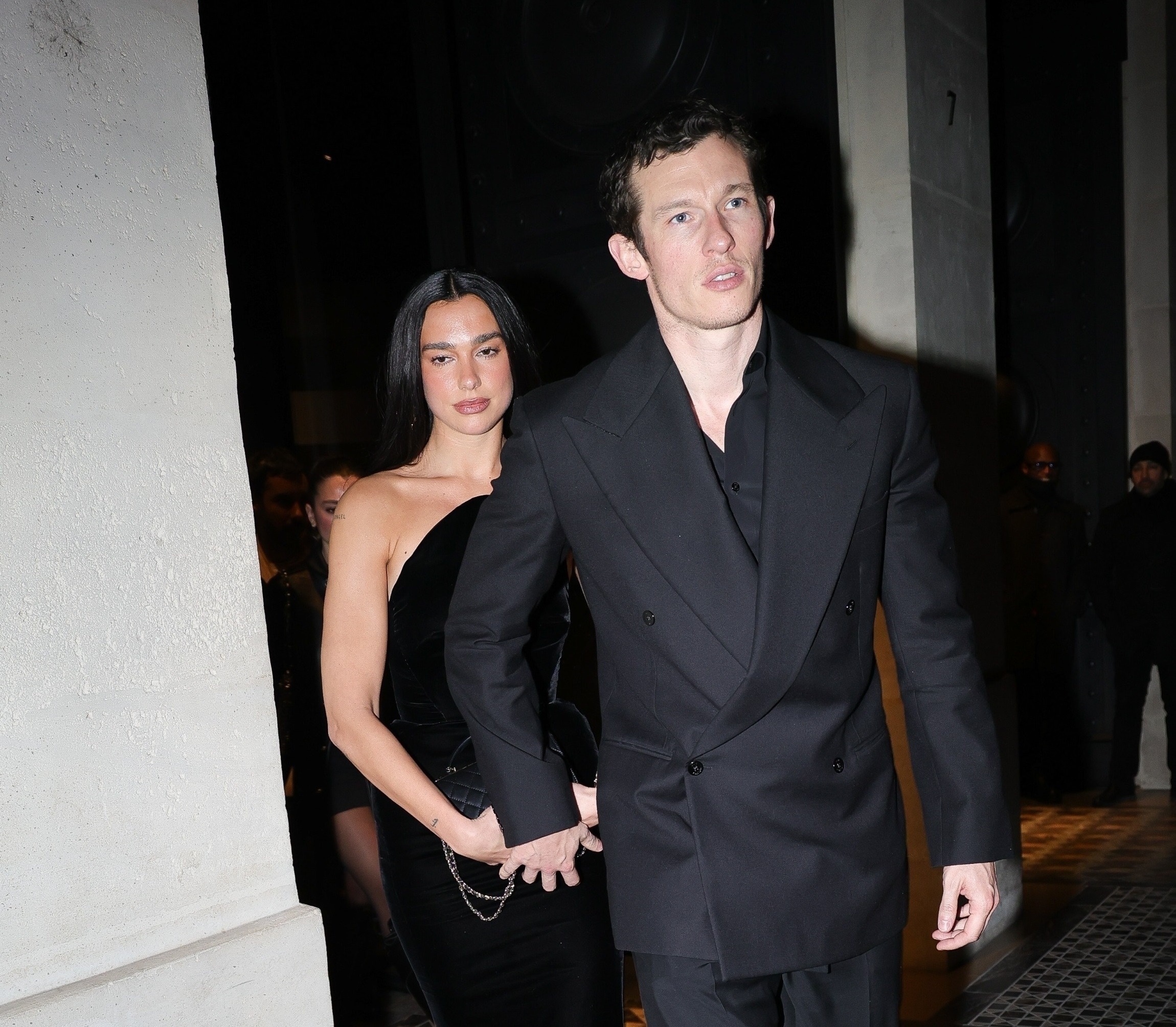 Dua Lipa and Callum Turner pleased with her fans with a romantic dance at Eiffel Tower: Video