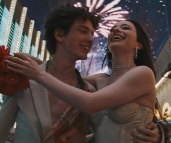 Художник сделал «Анору» в стиле дымковских игрушек