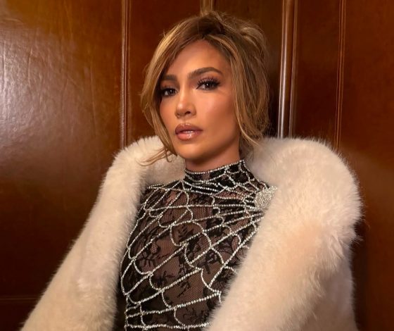 Дженнифер Лопес показала маникюр с эффектом «кошачьего глаза»