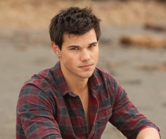 Тейлор Лотнер навсегда связан с оборотнями, но на этот раз не в «Сумерках», а в сериале про самого себя