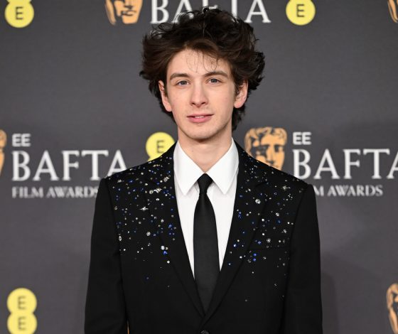 Марк Эйдельштейн носит самые модные брюки этого сезона: рассматриваем его образ на премии BAFTA