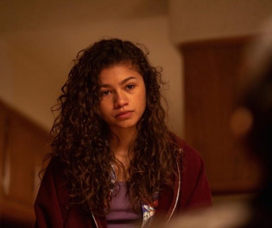 Смотрим новые снимки Зендеи на съемках третьего сезона «Эйфории»