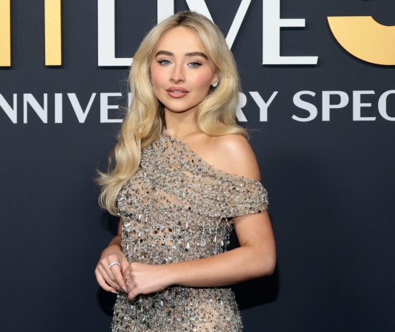 Сабрина Карпентер предстала в «голом» платье, усыпанном кристаллами