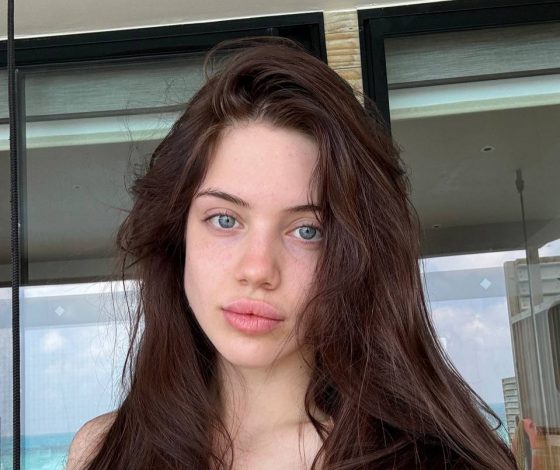 Аня Акулич получила огромного Лабубу из цветов