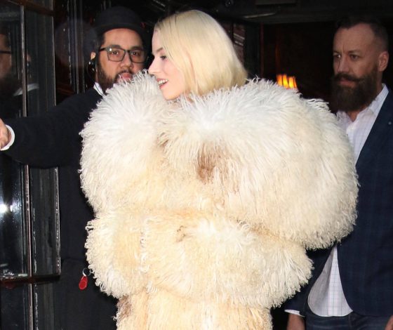 В стиле Бьянки Цензори: Аня Тейлор-Джой носит укороченную шубу на голое тело