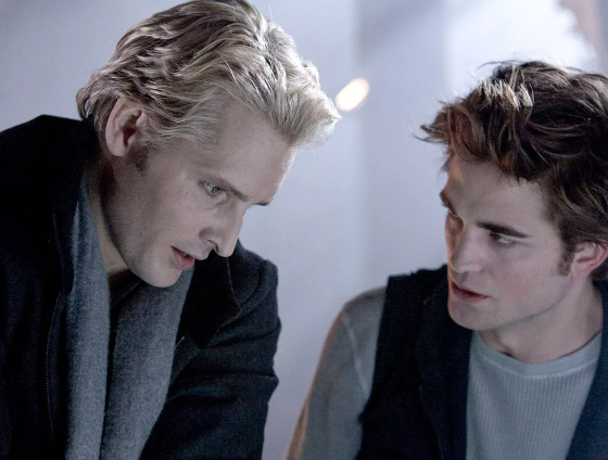 Звезда «Сумерек» Питер Фачинелли раскрыл фразу, которую сказал на ухо Роберту Паттинсону во время знаменитой сцены