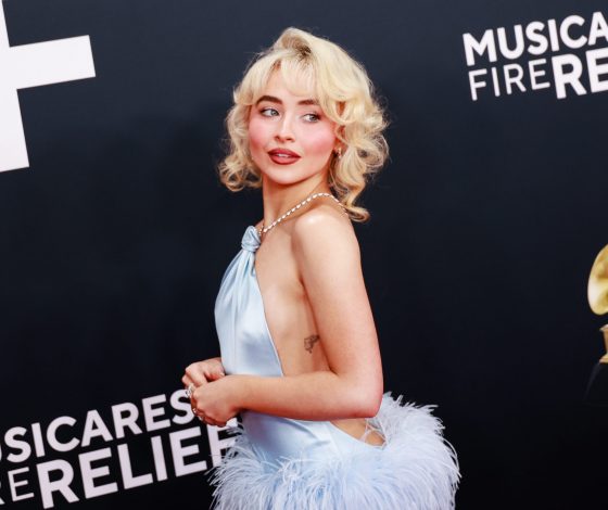 Лучшие образы на премии «Грэмми – 2025»: Сабрина Карпентер в небесно-голубом платье JW Anderson и Charli XCX в кутюрном Jean Paul Gaultier