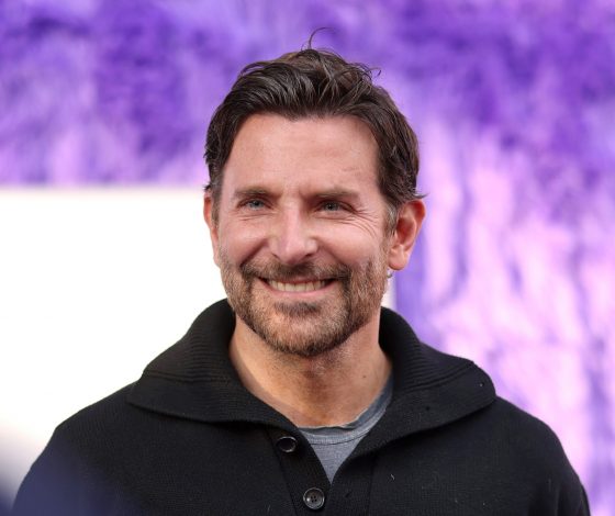 Семейный вечер: Брэдли Купер взял дочь на футбольный матч любимой команды