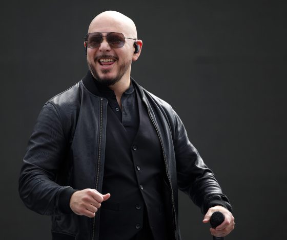 Фанаты Pitbull поддержали забавный тренд на его концертах