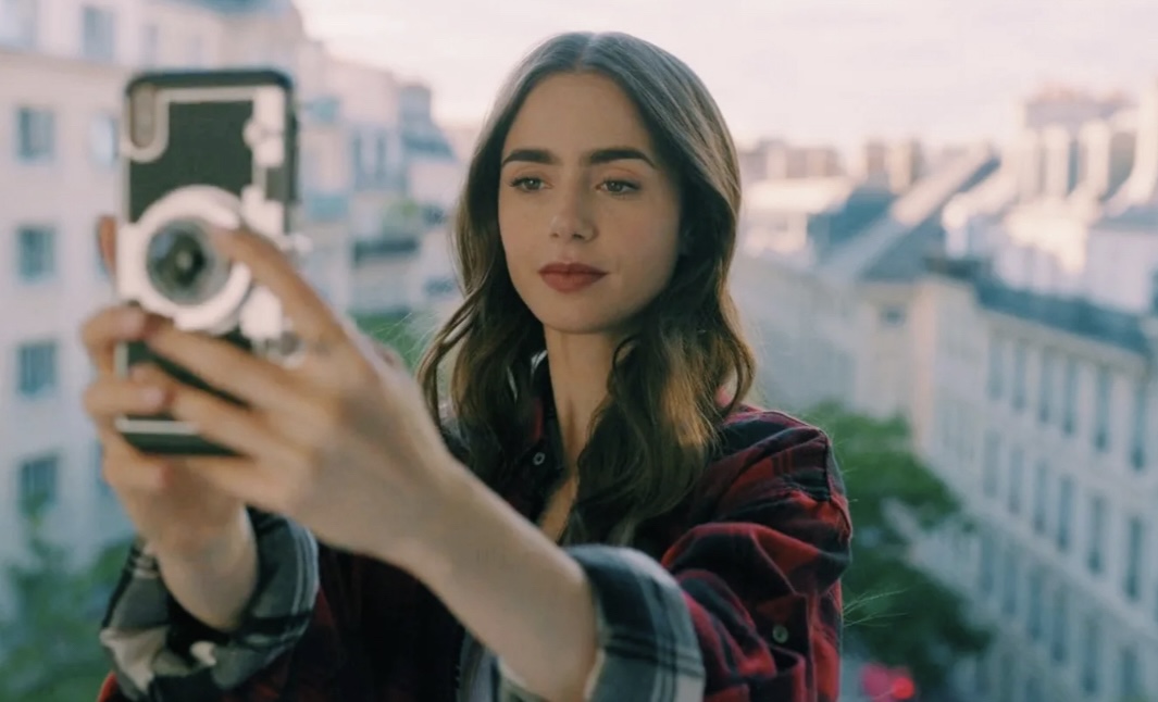 Startup produces transparent tiles to save people from dependence on the phone.