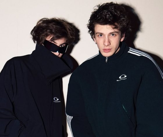 Марк Эйдельштейн покоряет Париж: актер появился на показе Balenciaga с родным братом