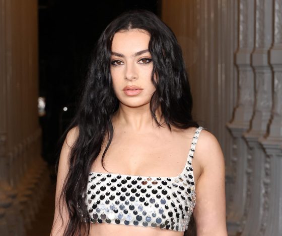 Charli XCX может получить главную роль в фильме Греты Гервиг «Хроники Нарнии»